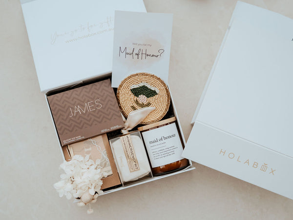 Open gift box with 'Maid of Honour' card and 'Holabox' branding on a neutral background