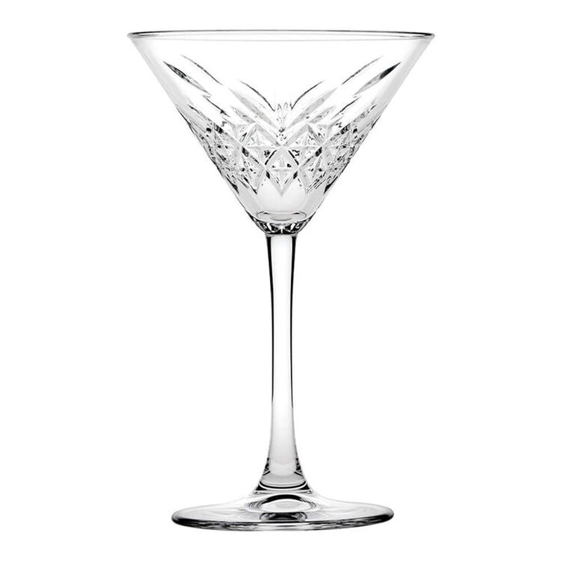 Martinin Glass
This statuesque martini glass oozes elegance and style.  Striking vertical cuts and details which evoke brilliant cut diamonds.
Height: 172mm
Total Diameter: 116mm
HOLABOX
